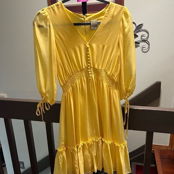 NWIT Taylor V-Neck Yellow Short Dress Size 2 #119 - Picture 1 of 7